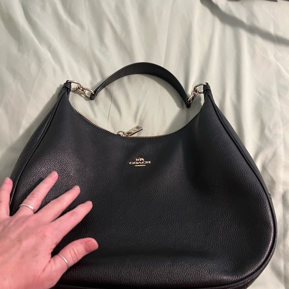 COACH Vintage Leather Shoulder Bag ** Smoke & Pet free home** - Picture 3 of 12